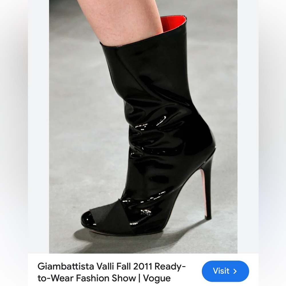 WMS Black Giambattista Valli Fall 2011 Ready-to-Wear Patent booties EU size 39.5